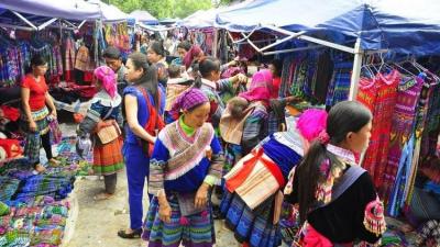 Les ethnies minoritaires vont au marche de bac ha